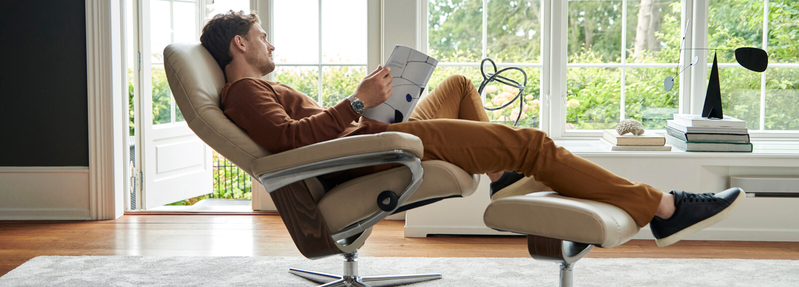 Stressless Consul Sessel mit Metallgestell und Hocker