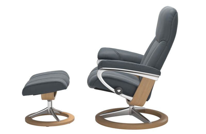 Stressless Consul Signature Sessel in Leder Batick von der Seite, mit Hocker