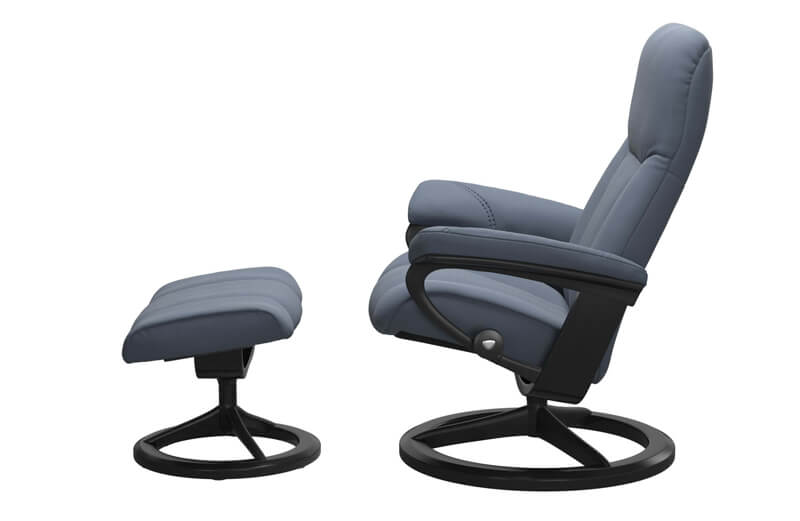 Stressless Consul Signature Sessel in Leder Paloma von der Seite, mit Hocker Stressless Consul Signature Sessel in Leder Paloma von der Seite, mit Hocker