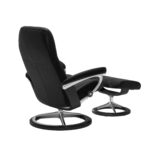 Stressless Sessel von hinten rechts abgebildet, Modell Consul Signature mit Holz schwarz gebeizt und Metall chrom, bezogen in Echtleder Batick schwarz