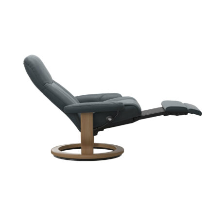 Abbildung von Stressless Consul Power mit ausgefahrener Fußstütze und nach hinten verstellter Rückenlehne, elektrische Funktionen