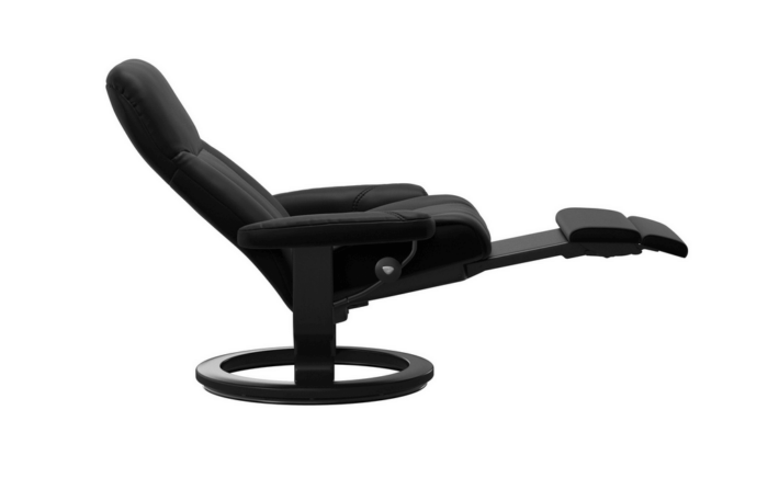 Consul-Stressless-Leder-Batick-Sessel-Motor-Power-Leg-schwarz-spitzhuettl-wuerzburg-3.png Stressless Sessel Consul Power in schwarz, Ansicht in Funktion mit ausgefahrener Fußstütze