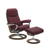Stressless Consul mit Signature Untergestell in Teakfarben gebeiztem Holz und Metall Chrom, bezogen in Leder bordeaux, inklusive Hocker