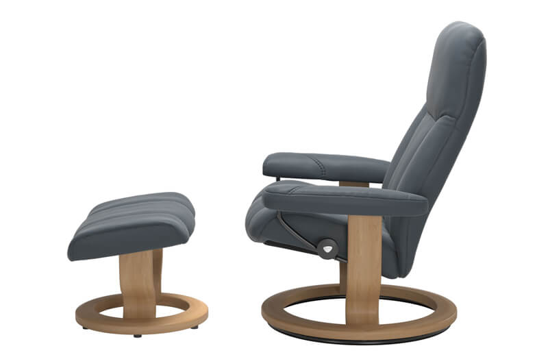Stressless Sessel Consul Classic in Leder Batick, seitliche Ansicht mit Hocker