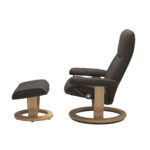 Stressless Consul Classic Sessel mit Hocker, seitliche Ansicht, Ausführung in Eichefarben gebeizt und Echtleder Batick Braun