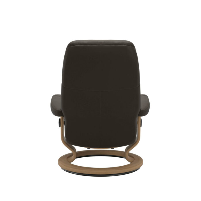 consul-braun2 Stressless Sessel Consul von hinten gesehen, Bezug Leder Batick braun, Untergestell Classic in eichefarben gebeiztem Holz
