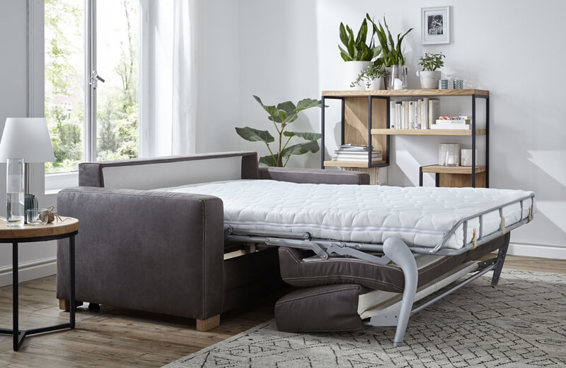 Ausgeklapptes Schlafsofa Natura Lakeville mit Matratze