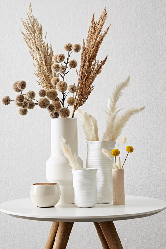 Natura Home, natürliches Einrichten, Beistelltisch mit Dekovasen und Trockenblumen