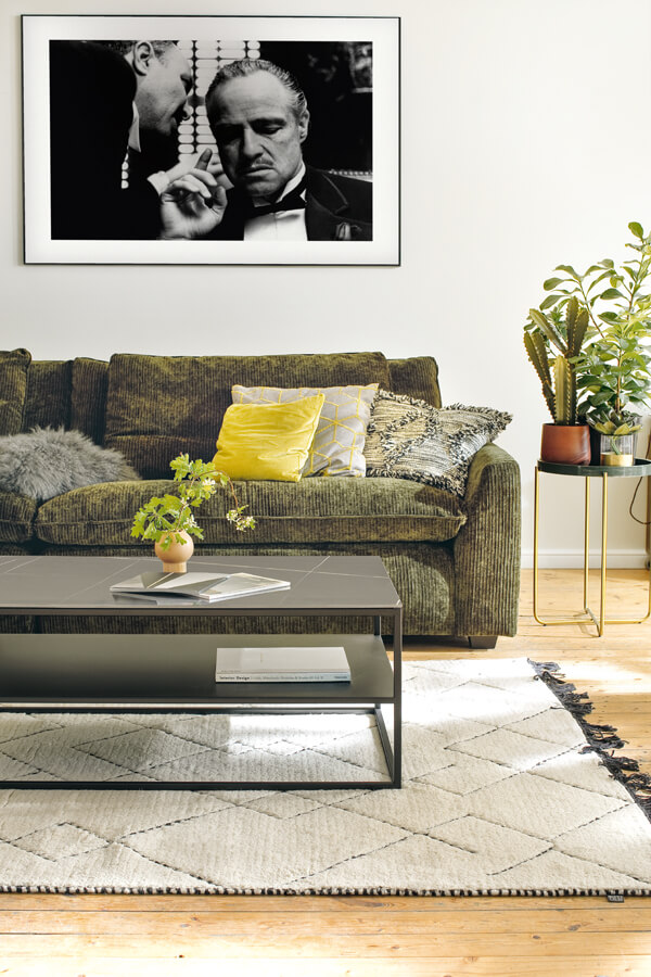 Contur Raum.Freunde Sofa in grünem Cordbezug mit Bild und Couchtisch. Marke